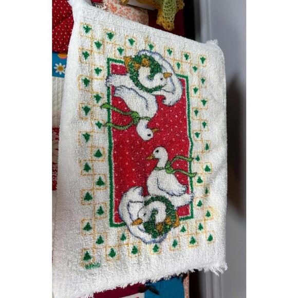 Vintage Namco Holiday Geese Potholder and Vintage R.A Briggs Holiday Tea Towel - Picture 6 of 10